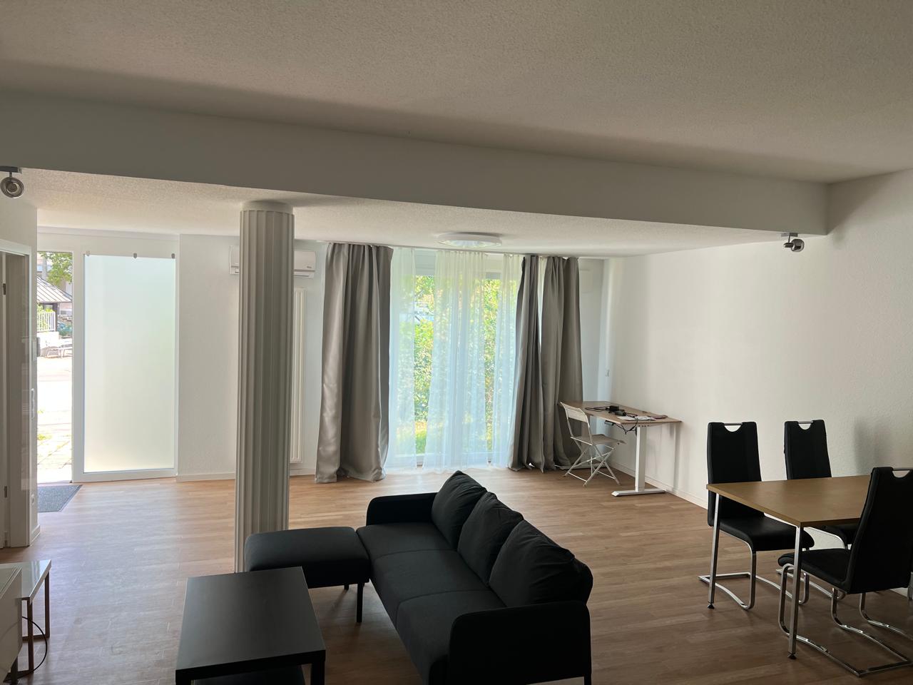 Wohn- und Essbereich mit Zugang zum Balkon